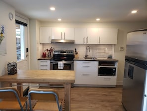 Fridge, oven, stovetop, coffee/tea maker