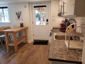 Fridge, oven, stovetop, coffee/tea maker
