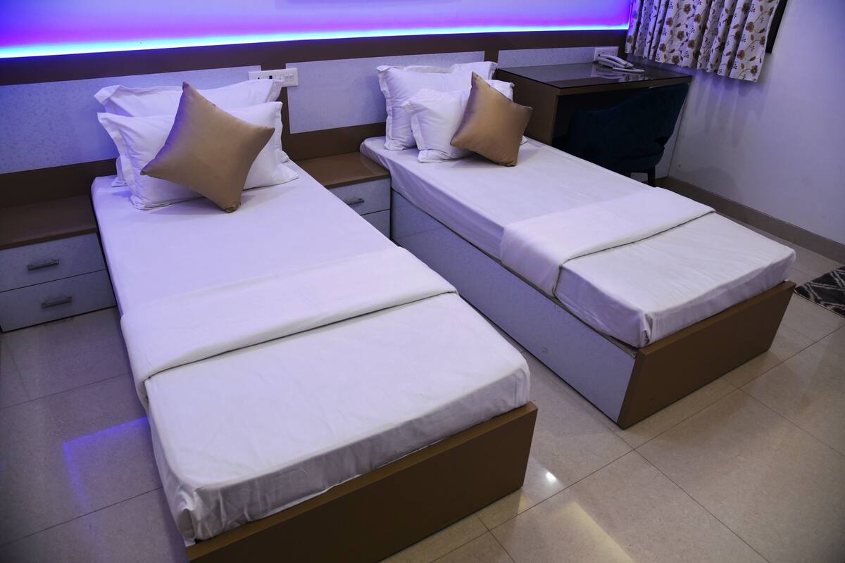 Superior Twin Room | Living area | 40-inch Smart TV with satellite channels, TV