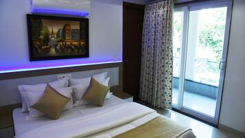 Deluxe Room, 1 King Bed | Balcony view
