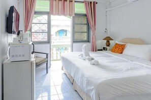 Economy Double Room. | Living area - High5 Guesthouse (Pattaya)