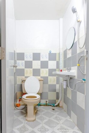 Economy Double Room. | Bathroom