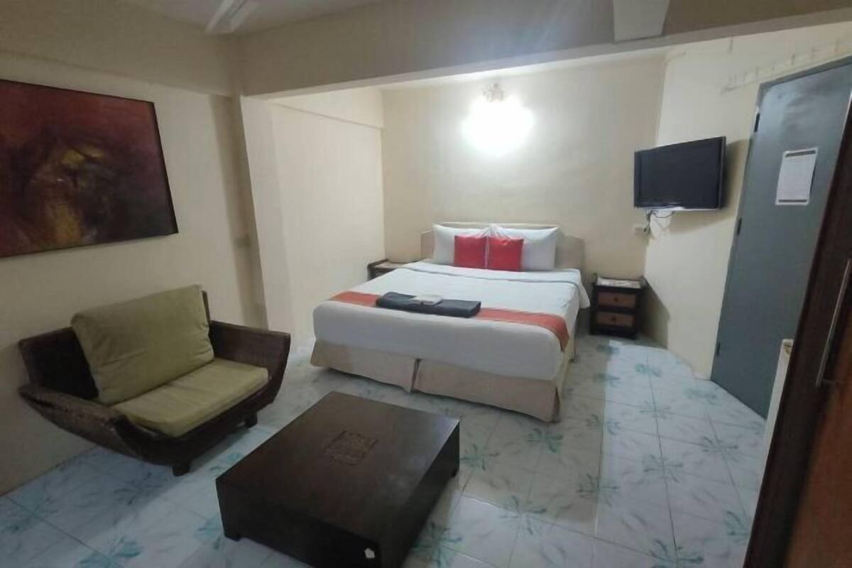 In-room safe, WiFi (free)