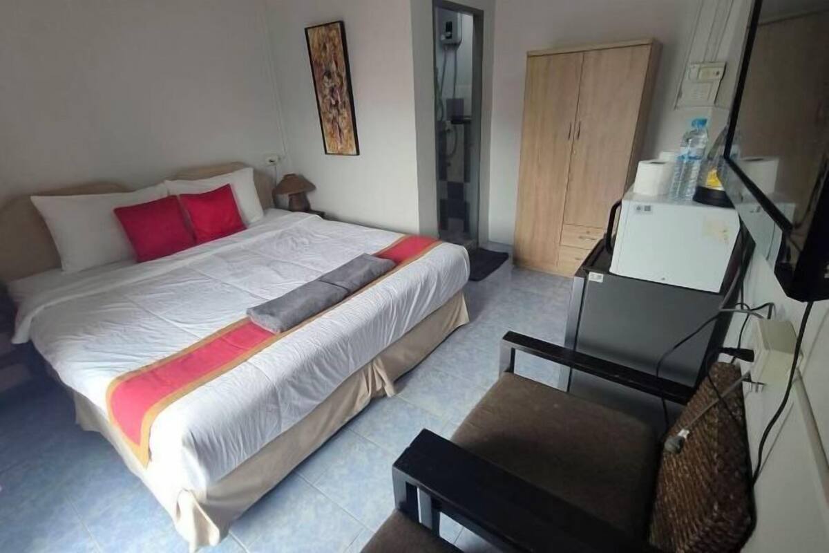 In-room safe, WiFi (free)