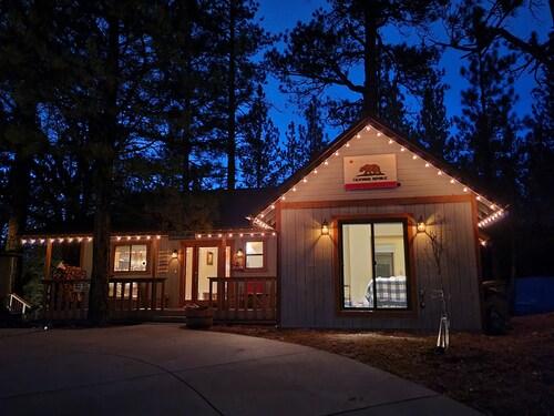 Four Seasons Getaway-Private Spa-Walk to Village and Pineknot Trailhead-King Bed