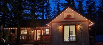 Four Seasons Getaway-Private Spa-Walk to Village and Pineknot Trailhead-King Bed