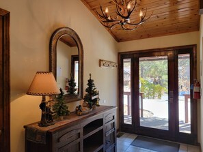 Interior - Four Seasons Getaway-Private Spa-Walk to Village and Pineknot Trailhead-King Bed (Big Bear Lake)