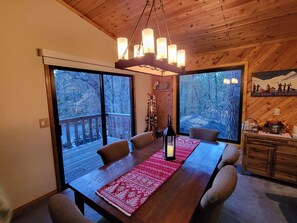 Dining - Four Seasons Getaway-Private Spa-Walk to Village and Pineknot Trailhead-King Bed (Big Bear Lake)