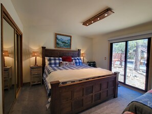 2 bedrooms, desk, free WiFi, bed sheets - Four Seasons Getaway-Private Spa-Walk to Village and Pineknot Trailhead-King Bed (Big Bear Lake)