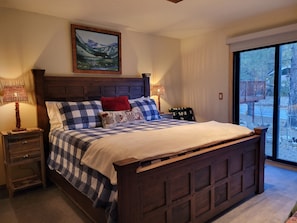 2 bedrooms, desk, free WiFi, bed sheets - Four Seasons Getaway-Private Spa-Walk to Village and Pineknot Trailhead-King Bed (Big Bear Lake)