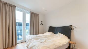 3 habitaciones, muebles diferentes y ropa de cama