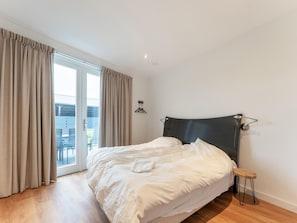 3 habitaciones, muebles diferentes y ropa de cama