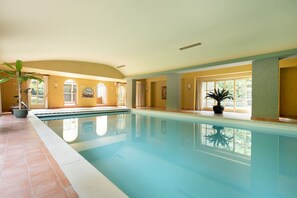 Indoor pool, outdoor pool - Beautiful Villa in Drunen With Private Heated Pool (Drunen)