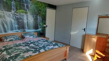 4 bedrooms, individually furnished, bed sheets