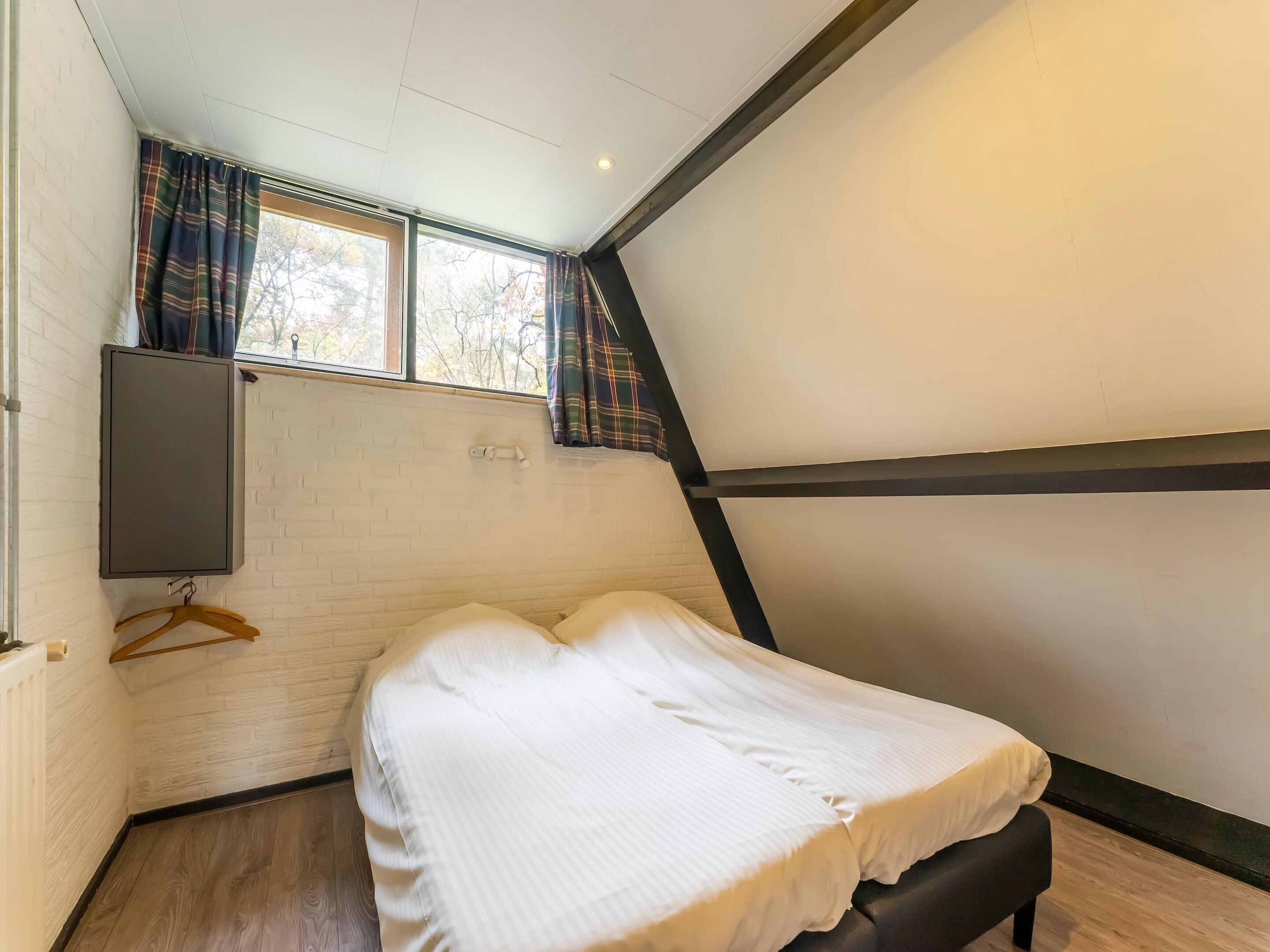 3 عدّة غرف نوم وطراز فريد لكل وحدة وملاءات أسرّة