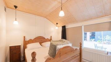 5 bedrooms, individually furnished, bed sheets