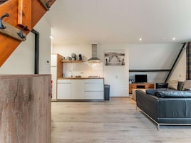 Un apartamento moderno con cocina, comedor y sala de estar.
