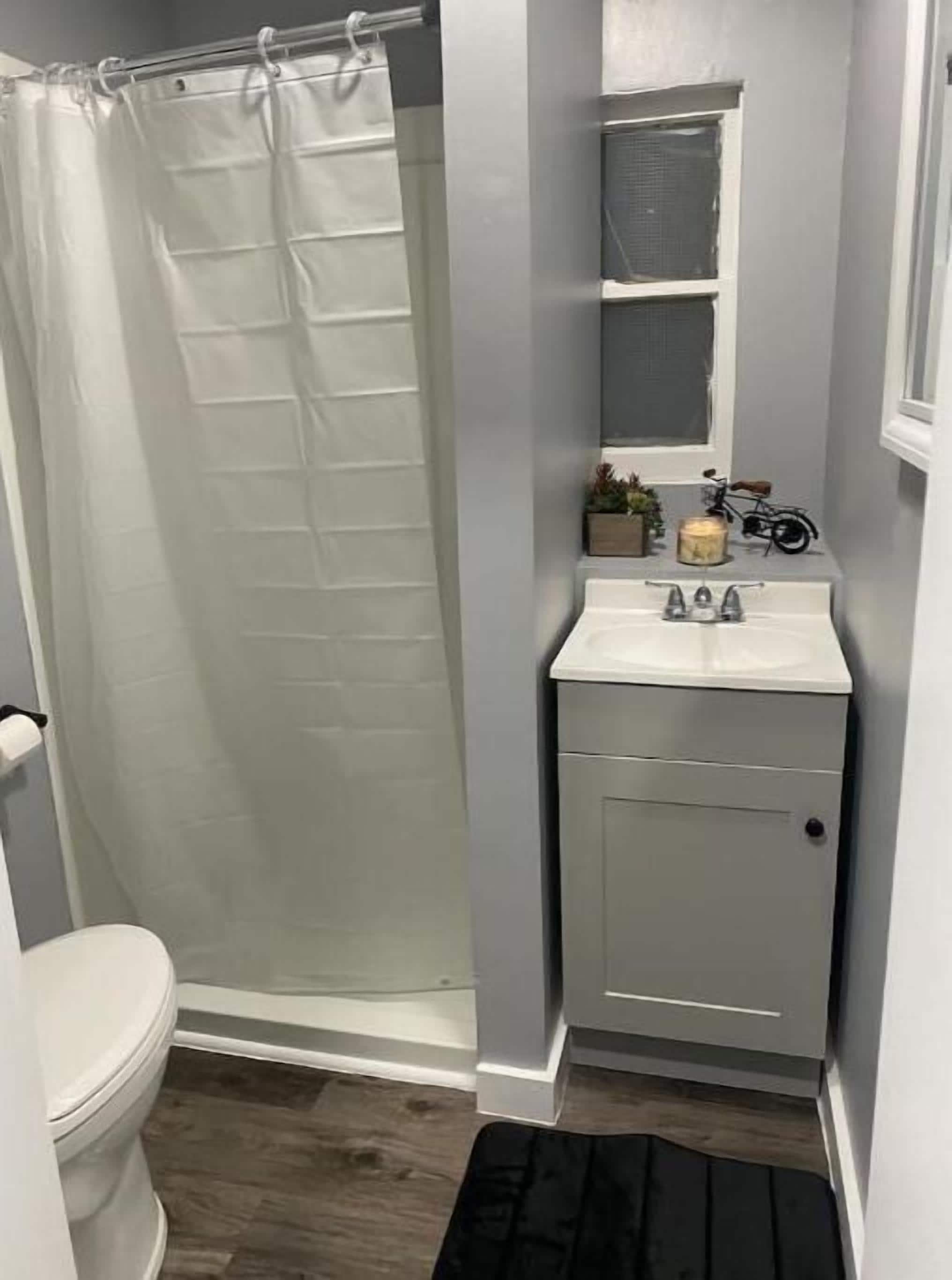 Douche, sèche-cheveux, serviettes fournies, savon