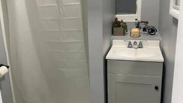 Ducha, secador de pelo, toallas, jabón