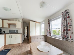 Private kitchen - Relaxing Holiday Chalet by the Water in Grou (Grou)