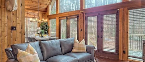 TV connectée, cheminée, baby-foot, livres