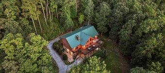 Peacock Parc Mountain Lodge  Creekside Cabin