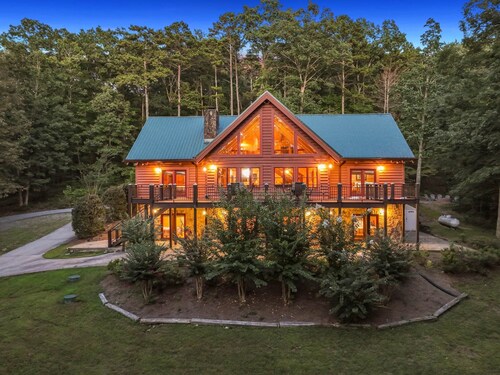 Mountain Lodge&Waterfront Cabin w/king beds,firepit,hot tub,game room near Helen