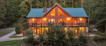 Mountain Lodge&Waterfront Cabin w/king beds,firepit,hot tub,game room near Helen