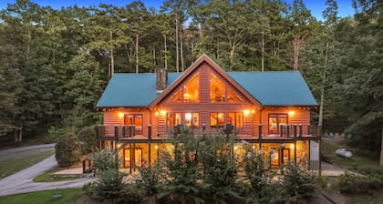Mountain Lodge&Waterfront Cabin w/king beds,firepit,hot tub,game room near Helen