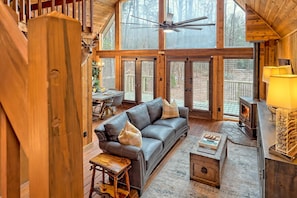 Smart TV, fireplace, foosball, table tennis - Sleeps 28, 2 Cabins, 10BR/8BA, Hot Tub, Game Room, Firepit, King Beds, Helen, GA (Sautee Nacoochee)