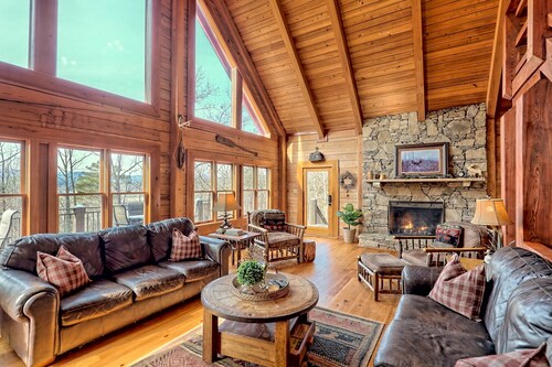 Sleeps 28, 2 Cabins, 10BR/8BA, Hot Tub, Game Room, Firepit, King Beds, Helen, GA