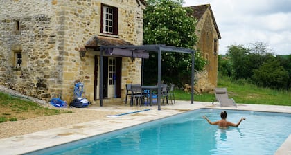 Authentic 18th c Farmhouse with heated pool (and fiber optic WIFI)