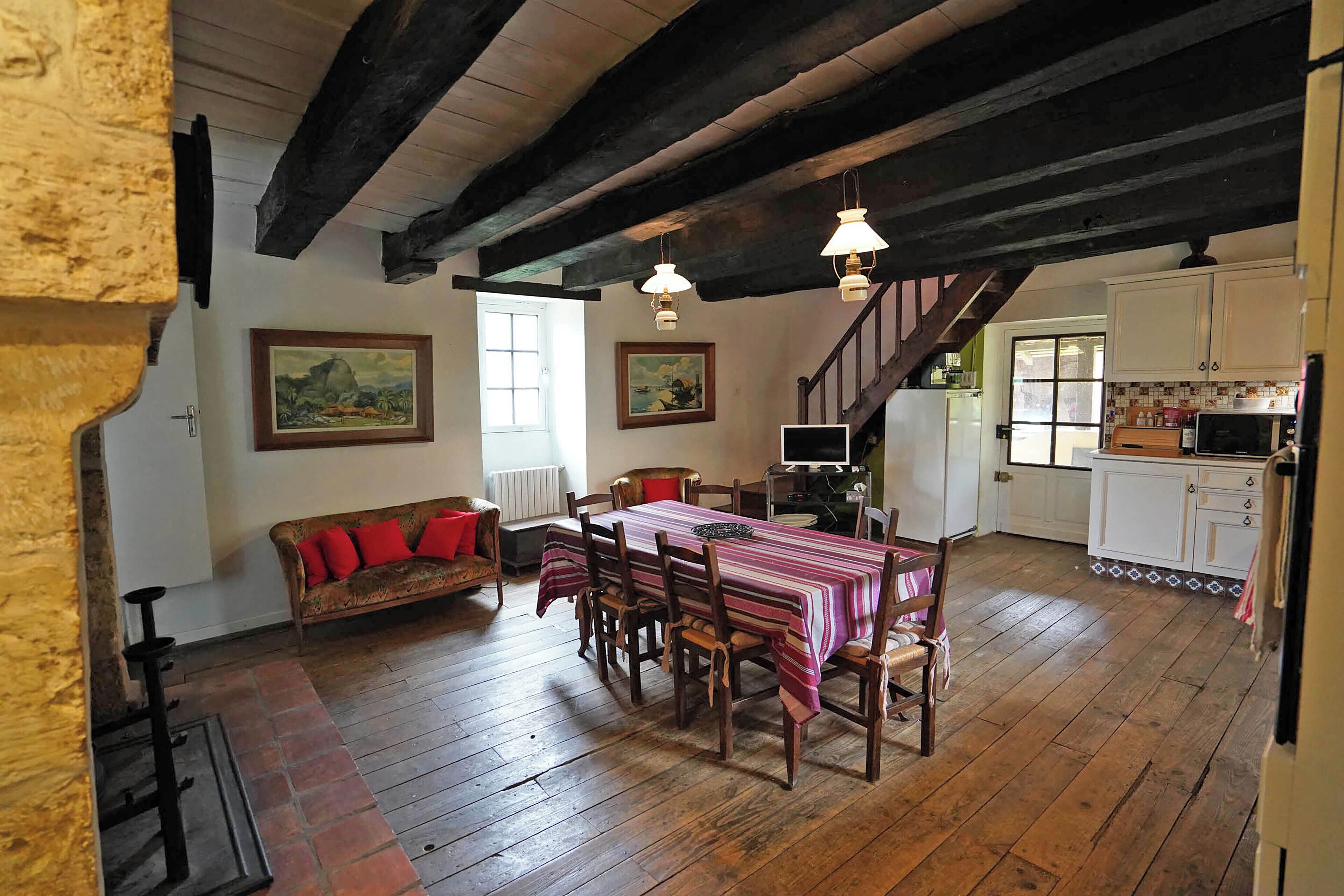 Télévision, cheminée, lecteur de DVD, table de tennis de table