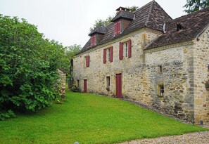 Exterior - Authentic 18th c Farmhouse with heated pool (and fiber optic WIFI) (Saint-Germain-des-Prés)