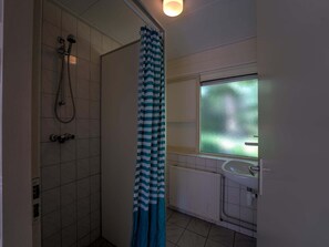 House | Bathroom - Holiday Home in Eerbeek With Terrace (Eerbeek)