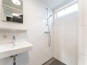 House | Bathroom | Bathtub - Holiday Home in Silvolde With Hot Tub (Silvolde)