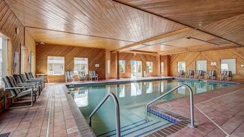 Een binnenzwembad en een verwarmd zwembad