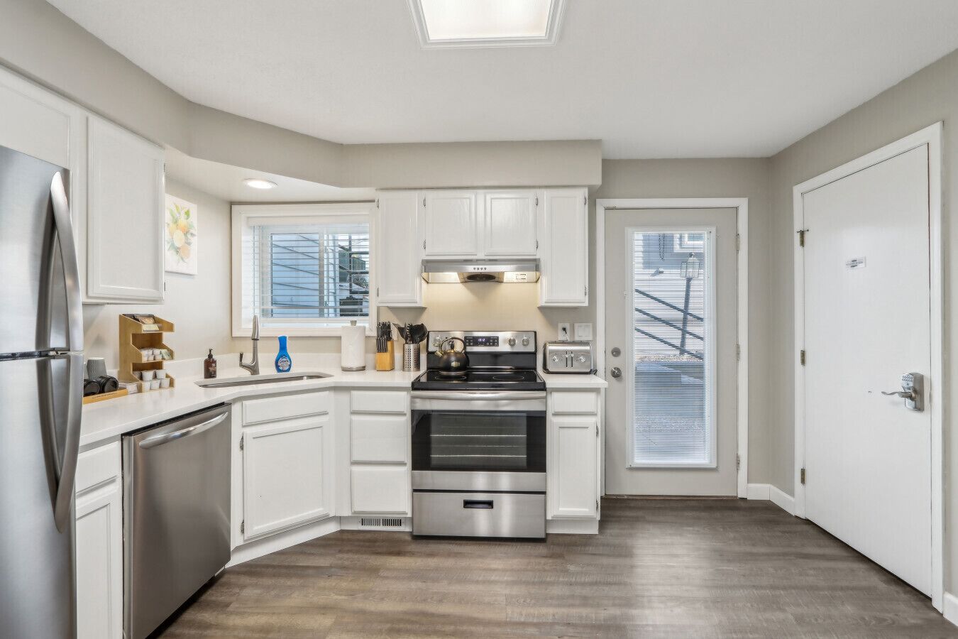 Coffee/tea maker, fridge, microwave, oven