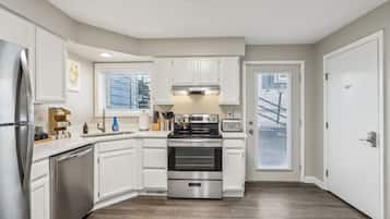 Coffee/tea maker, fridge, microwave, oven