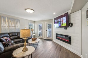 TV connectée, cheminée, livres