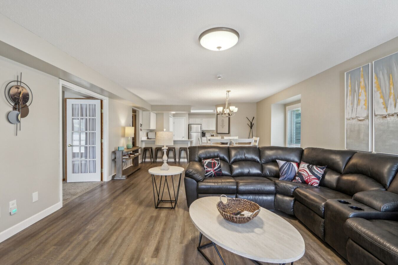 Una Smart TV, una chimenea, libros