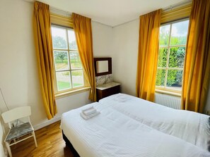 House | 3 bedrooms, bed sheets - Farmhouse in De Heurne With Animal Farm (De Heurne)