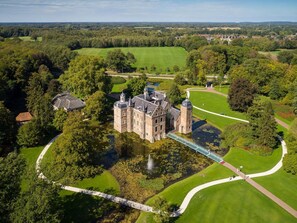 A large estate with a central building surrounded by a moat, pathways, and a bridge. - Villa de Mattelier - Heart of the Fortified Town of Groenlo (Groenlo)