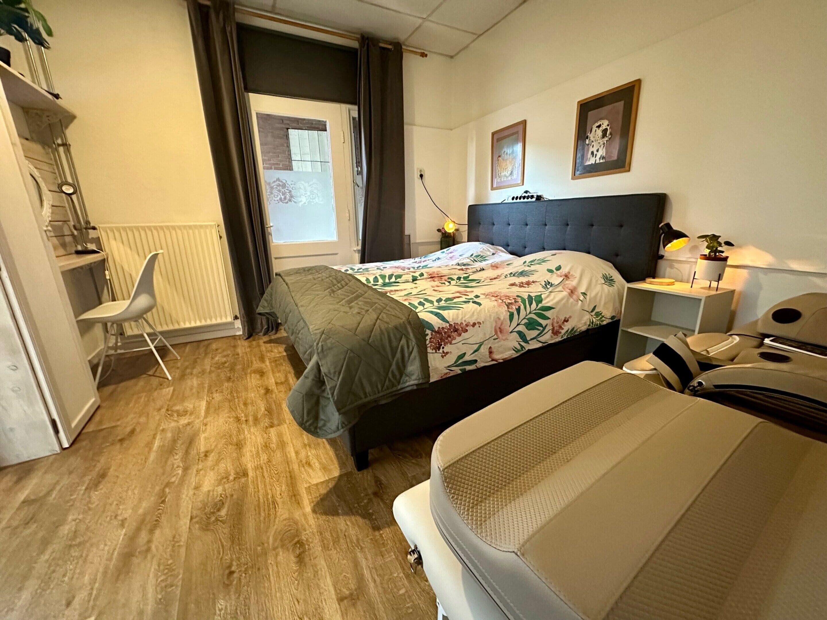 شقة | 2 عدّة غرف نوم وطراز فريد لكل وحدة ومكواة/لوح كي وملاءات أسرّة