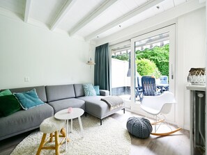 House | Living room - Holiday Home in Reutum With Pond and Trails (Reutum)