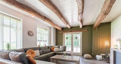 Farmhouse in the Achterhoek With hot tub and Beach Volleyball