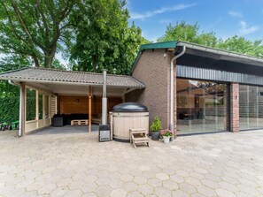 House | Exterior - Farmhouse in the Achterhoek With hot tub and Beach Volleyball (Megchelen)