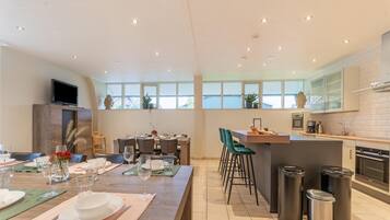 Nhà | Bếp riêng | Tủ lạnh, lò vi sóng, bếp nấu, ghế cao cho trẻ em