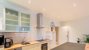House | Dapur peribadi | Peti sejuk, ketuhar gelombang mikro, dapur, kerusi tinggi