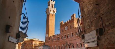 Un edificio histórico con una torre alta y un letrero que dice "Chiesso del Barcellio".
